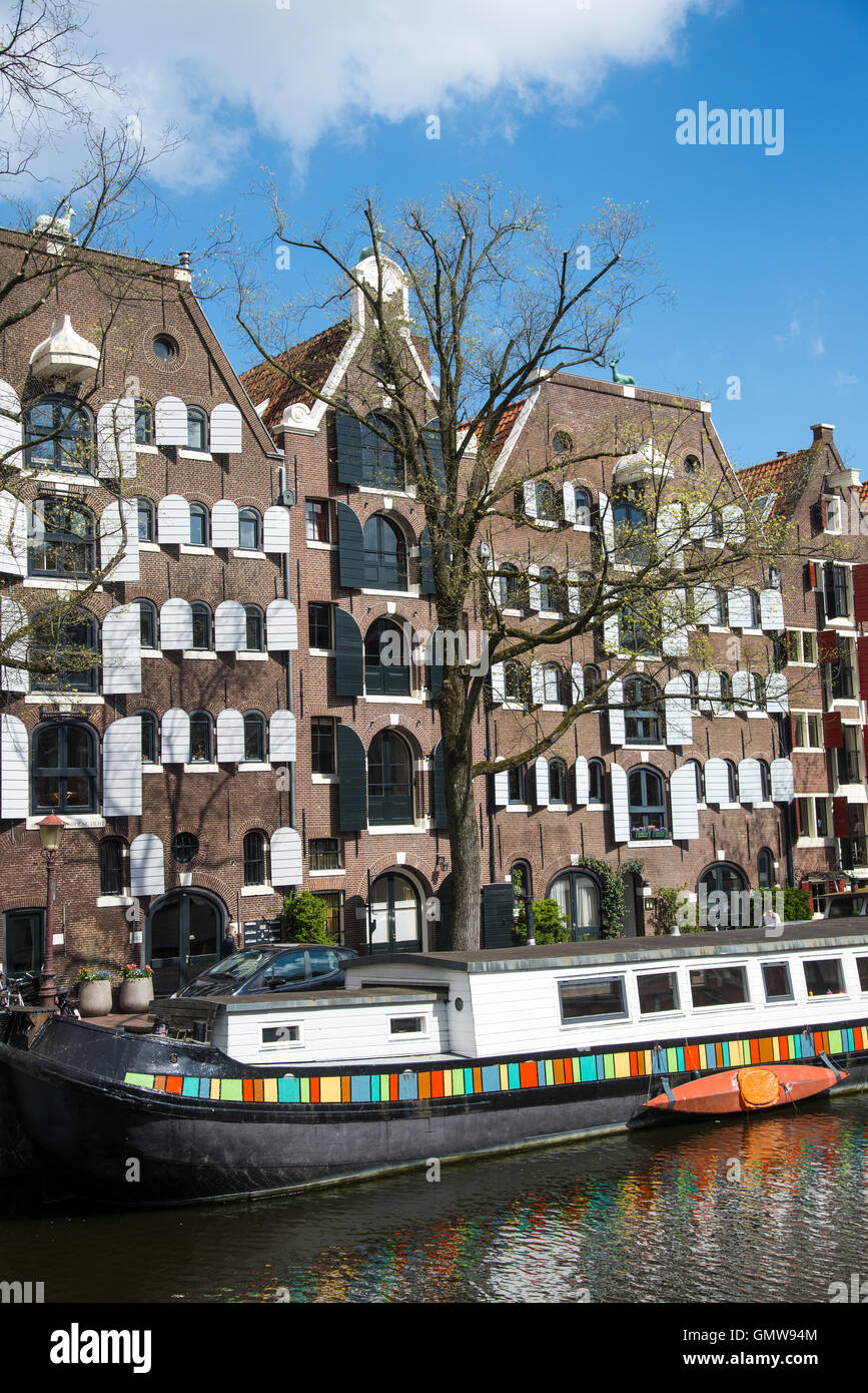 Les bâtiments historiques et péniche de canal à Amsterdam Banque D'Images