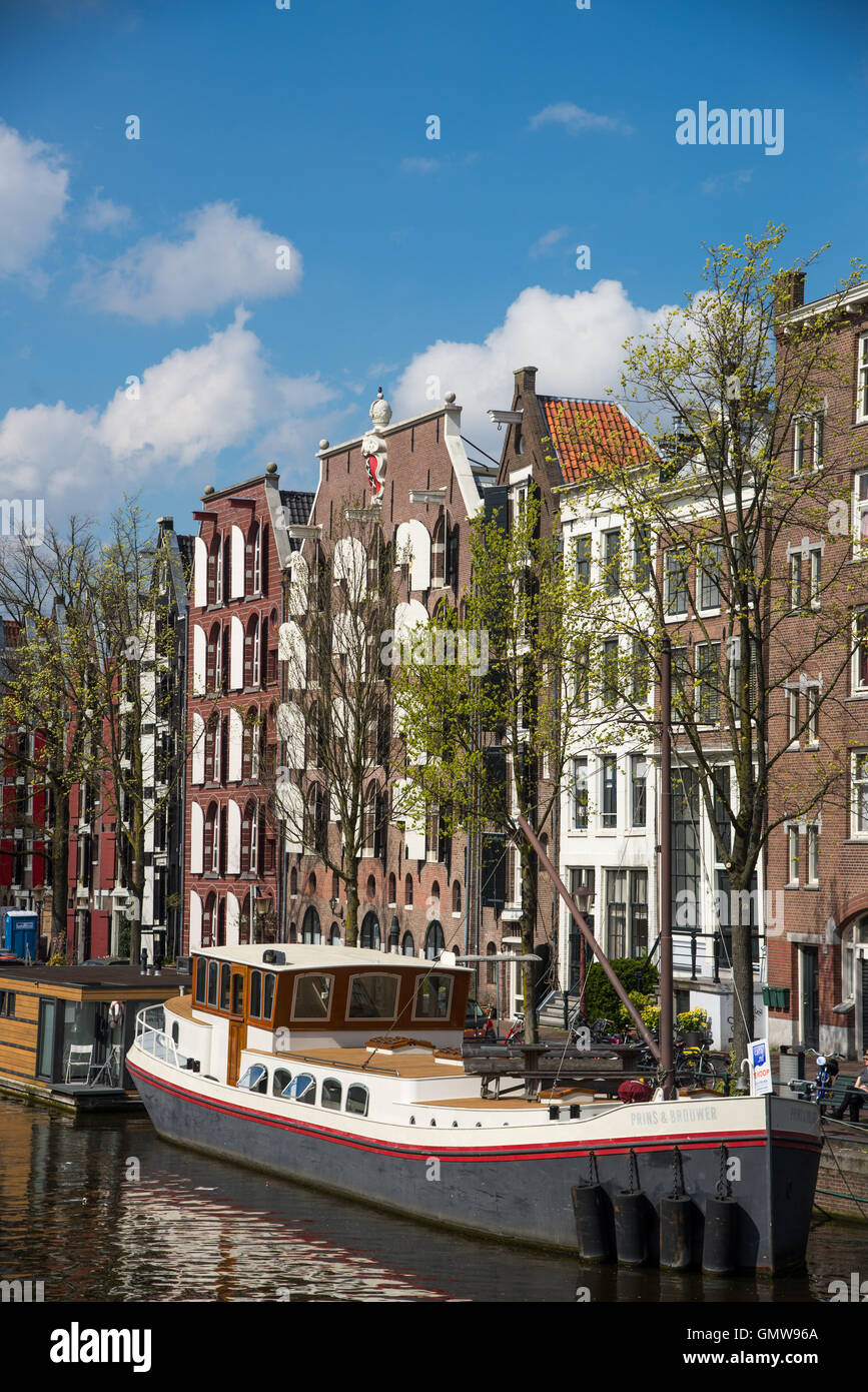 Les bâtiments historiques et péniche dans un canal à Amsterdam Banque D'Images