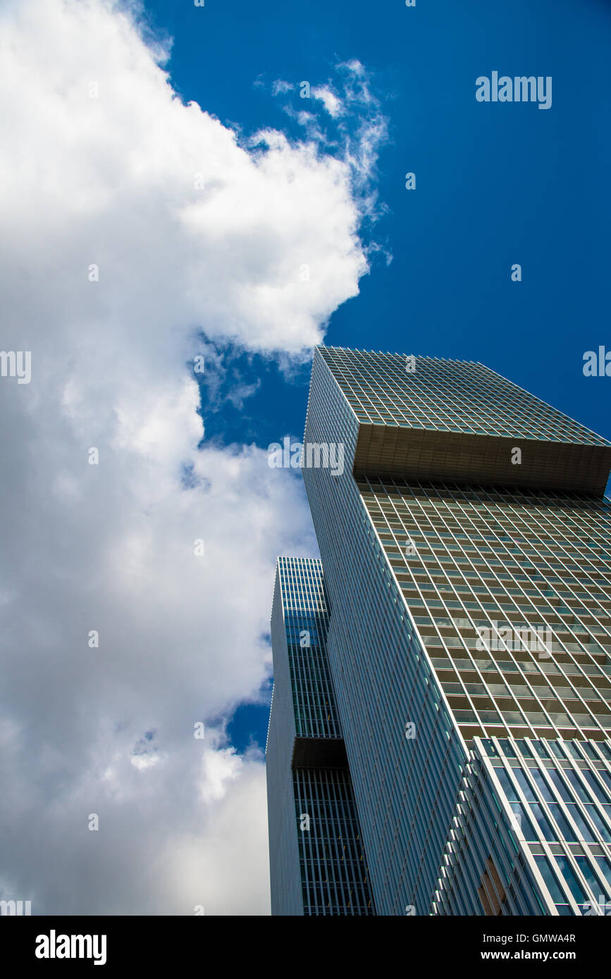 Gratte-ciel à Rotterdam en Hollande avec des nuages et ciel bleu Banque D'Images