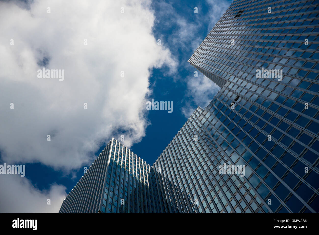 Gratte-ciel à Rotterdam en Hollande avec des nuages et ciel bleu Banque D'Images