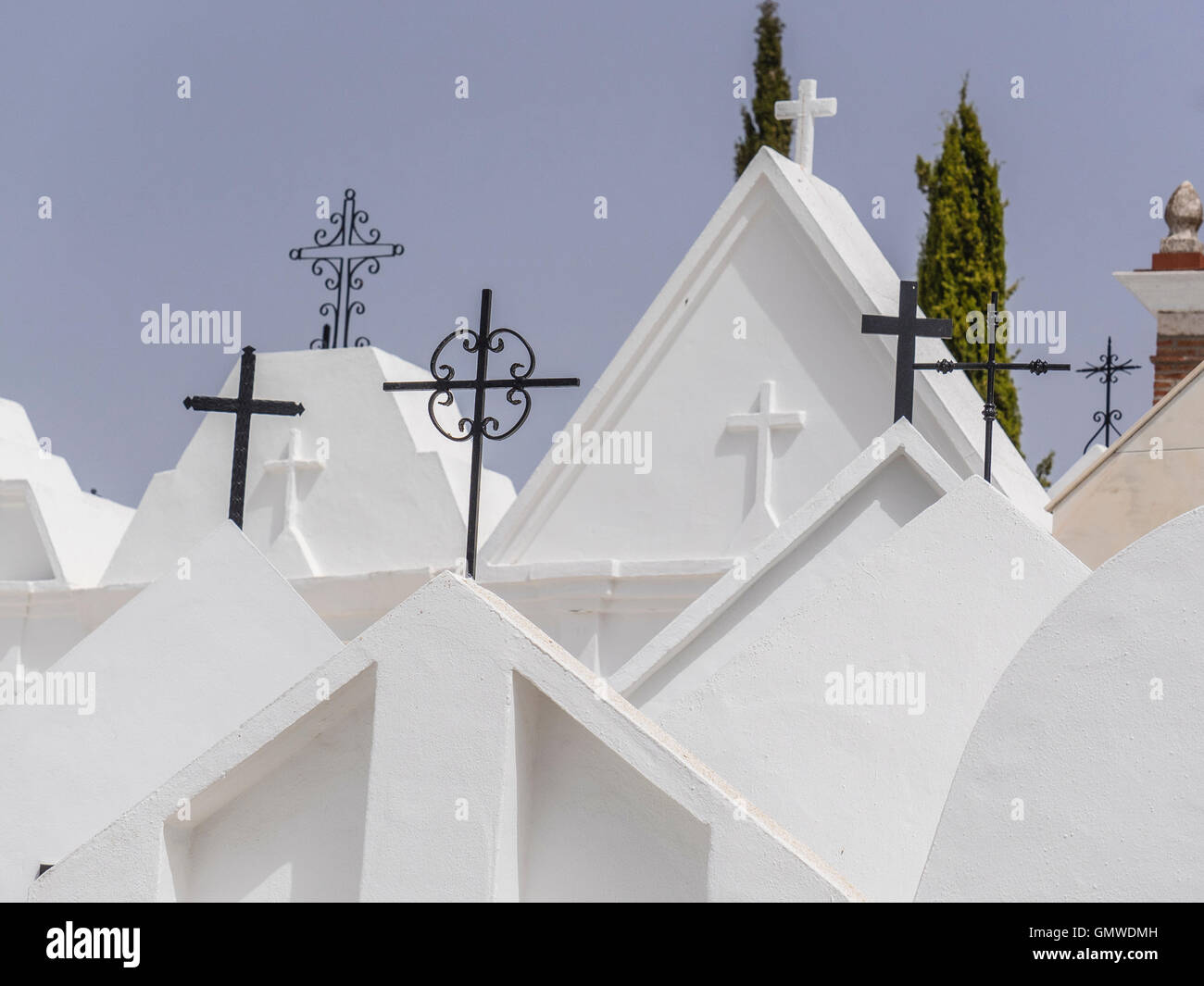 Le cimetière de Capellades, la province de Málaga, Espagne avec les multiples formes de la cryptes blancs surmontées de croix. Banque D'Images