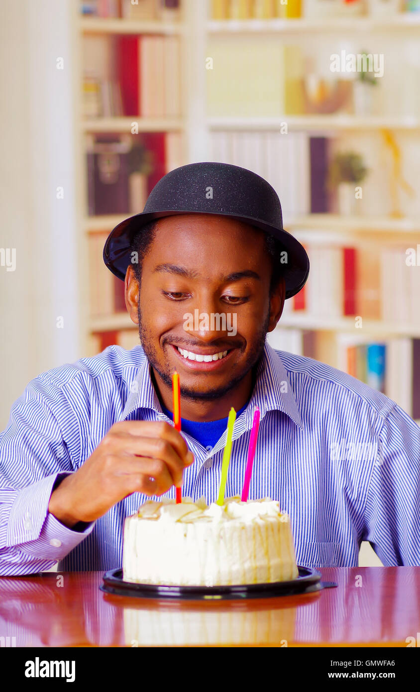 Charmant Homme Portant Chemise Bleue Et Hat Sitting By Table Avec Gateau D Anniversaire A L Avant Toucher Seul Bougie Celebration Smiling Photo Stock Alamy Charmant Homme Portant Chemise Bleue Et Hat Sitting By Table Avec Gateau D Anniversaire A L Avant Toucher Seul Bougie Celebration Smiling Photo Stock Alamy