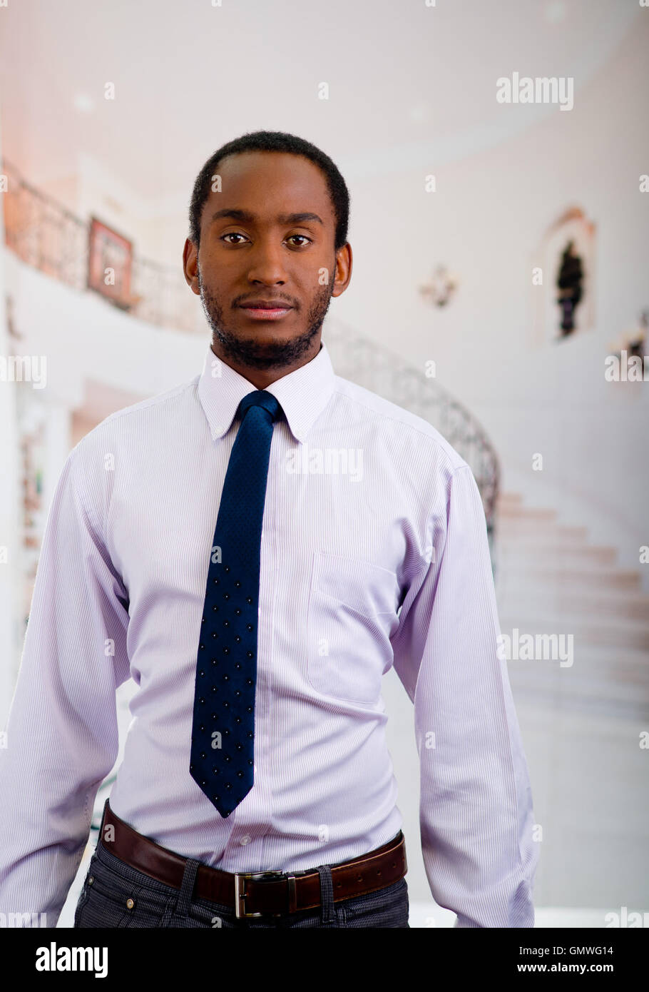 Bel homme De porter chemise et cravate debout posant pour appareil photo concept d entreprise Photo Stock Alamy