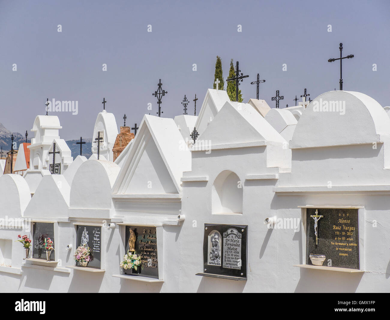 Le cimetière de Capellades, la province de Málaga, Espagne avec les multiples formes de la cryptes blancs surmontées de croix. Banque D'Images