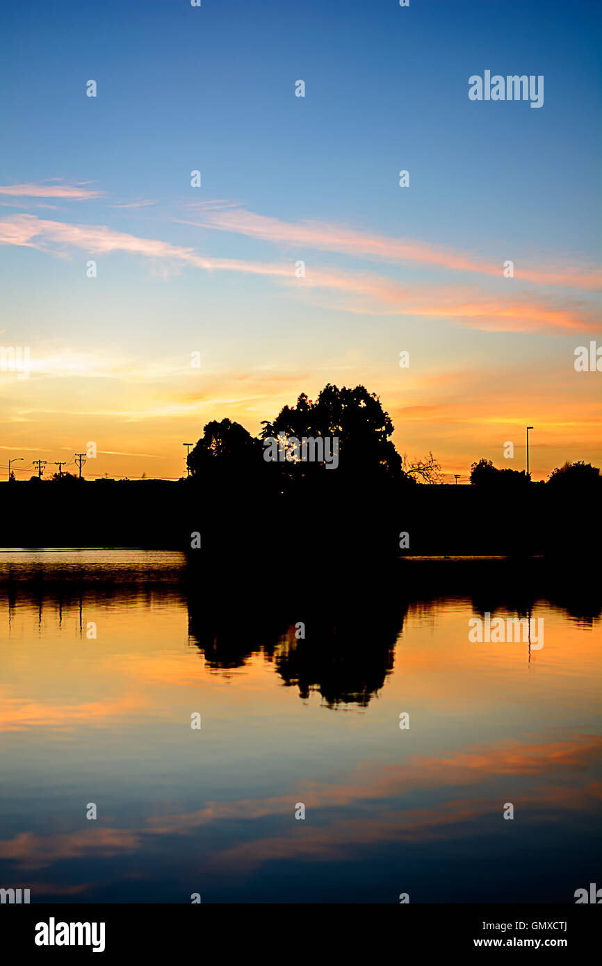 Lac de soleil colorés avec réflexion et belle lumière Banque D'Images