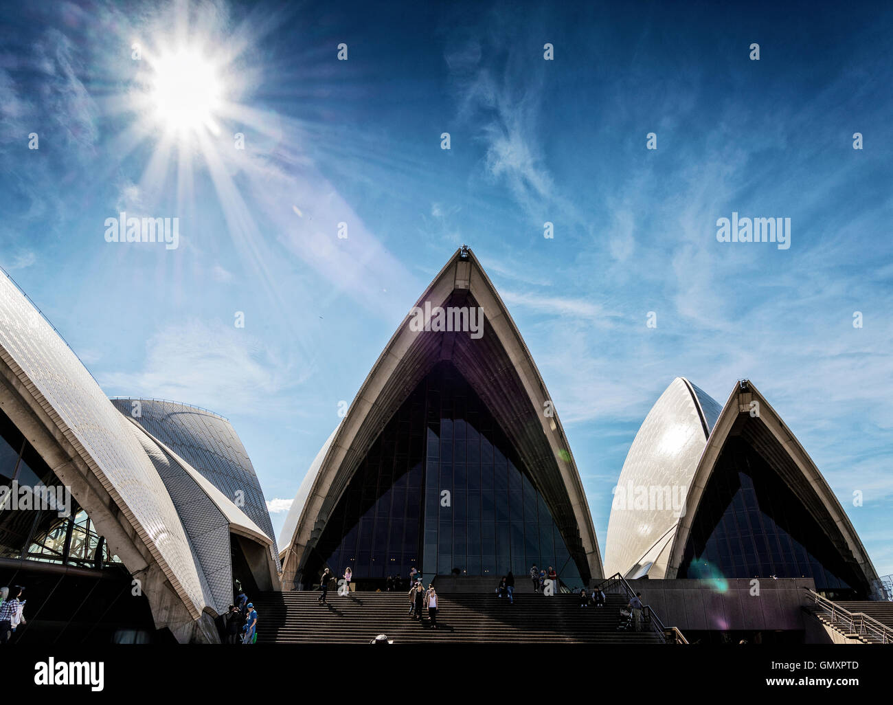 Les touristes visitant l'opéra de Sydney vue détaillée dans l'Australie aux beaux jours Banque D'Images