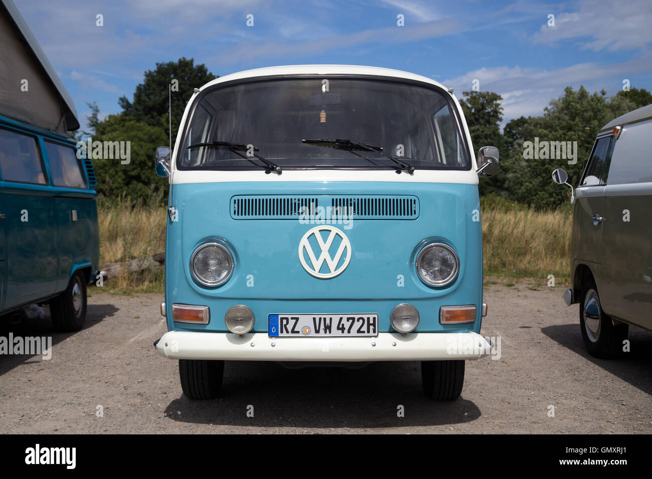 Celle, Allemagne - le 7 août 2016 : Vue de face d'une Volkswagen Kombi Type 2 à l'assemblée annuelle Réunion Kaefer Banque D'Images