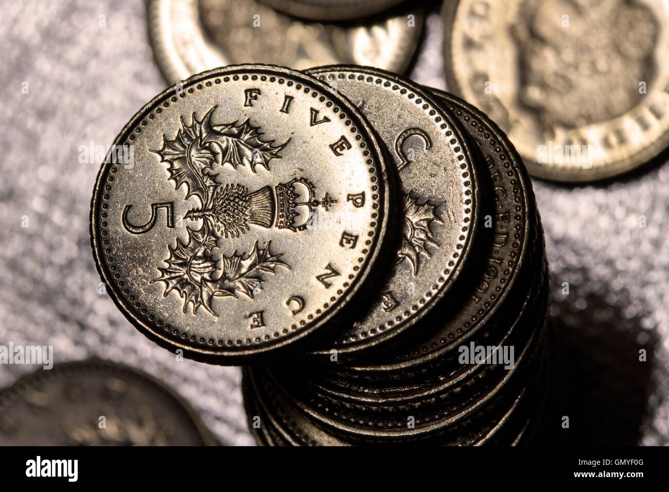 Une pile de pièces de cinq pence Banque D'Images