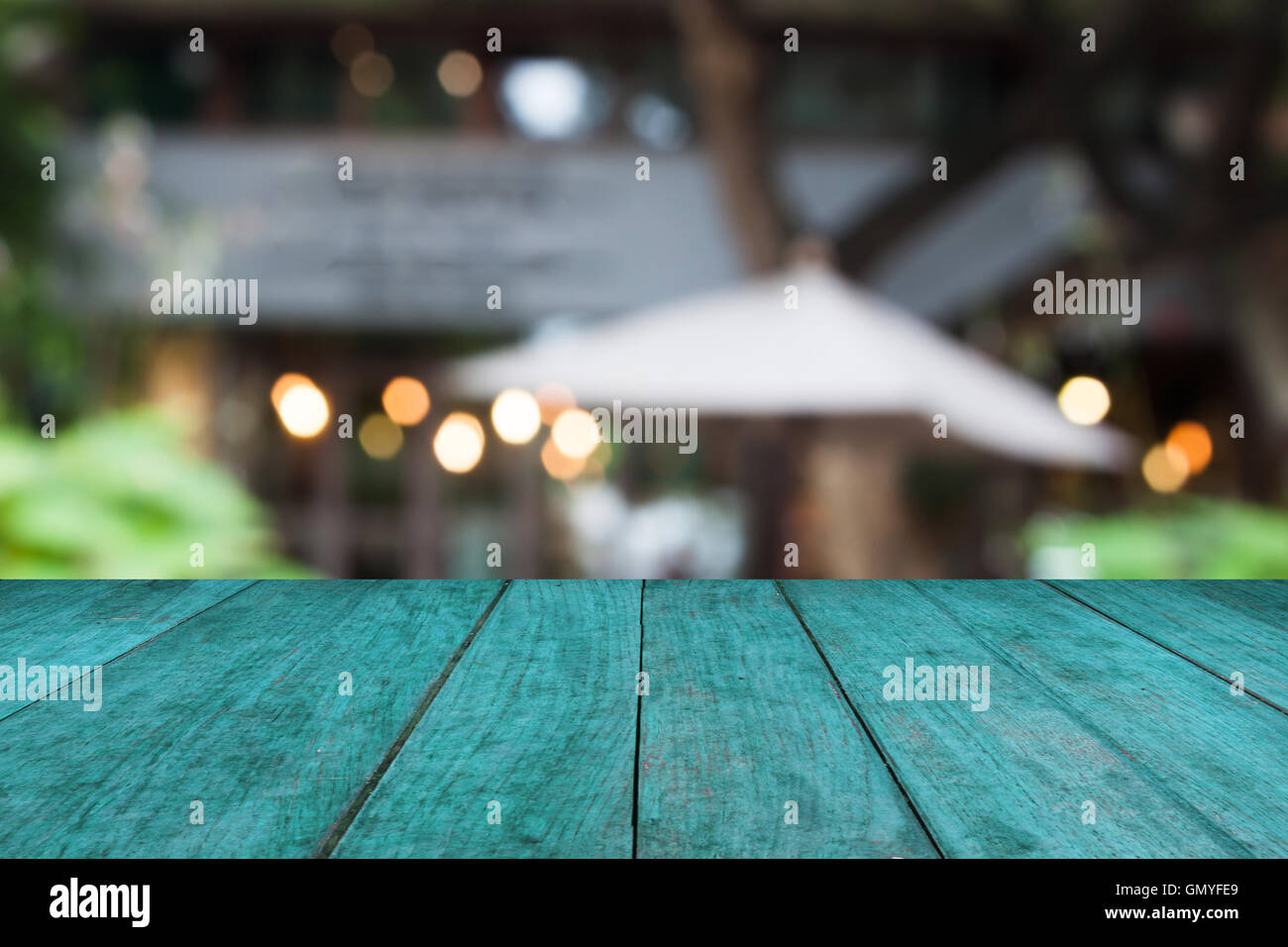 Table en bois bleu top avec cafe blurred abstract background Banque D'Images