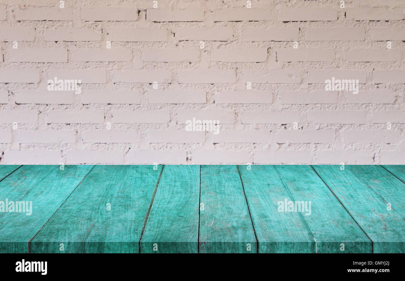 Table en bois bleu top blanc avec mur de brique décorée dans un café Banque D'Images