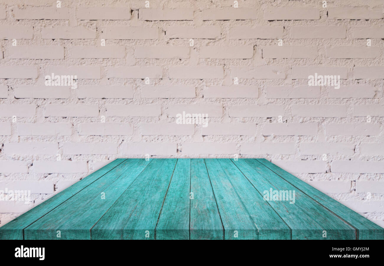 Table en bois bleu Perspective haut avec mur de brique décorée dans un café Banque D'Images