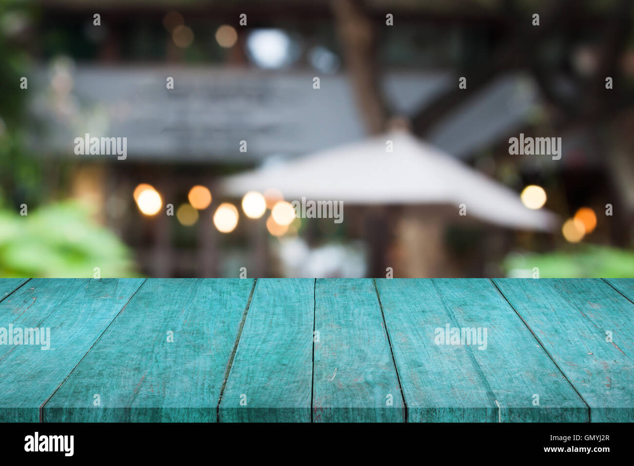 Table en bois bleu Perspective haut avec cafe blurred abstract background Banque D'Images