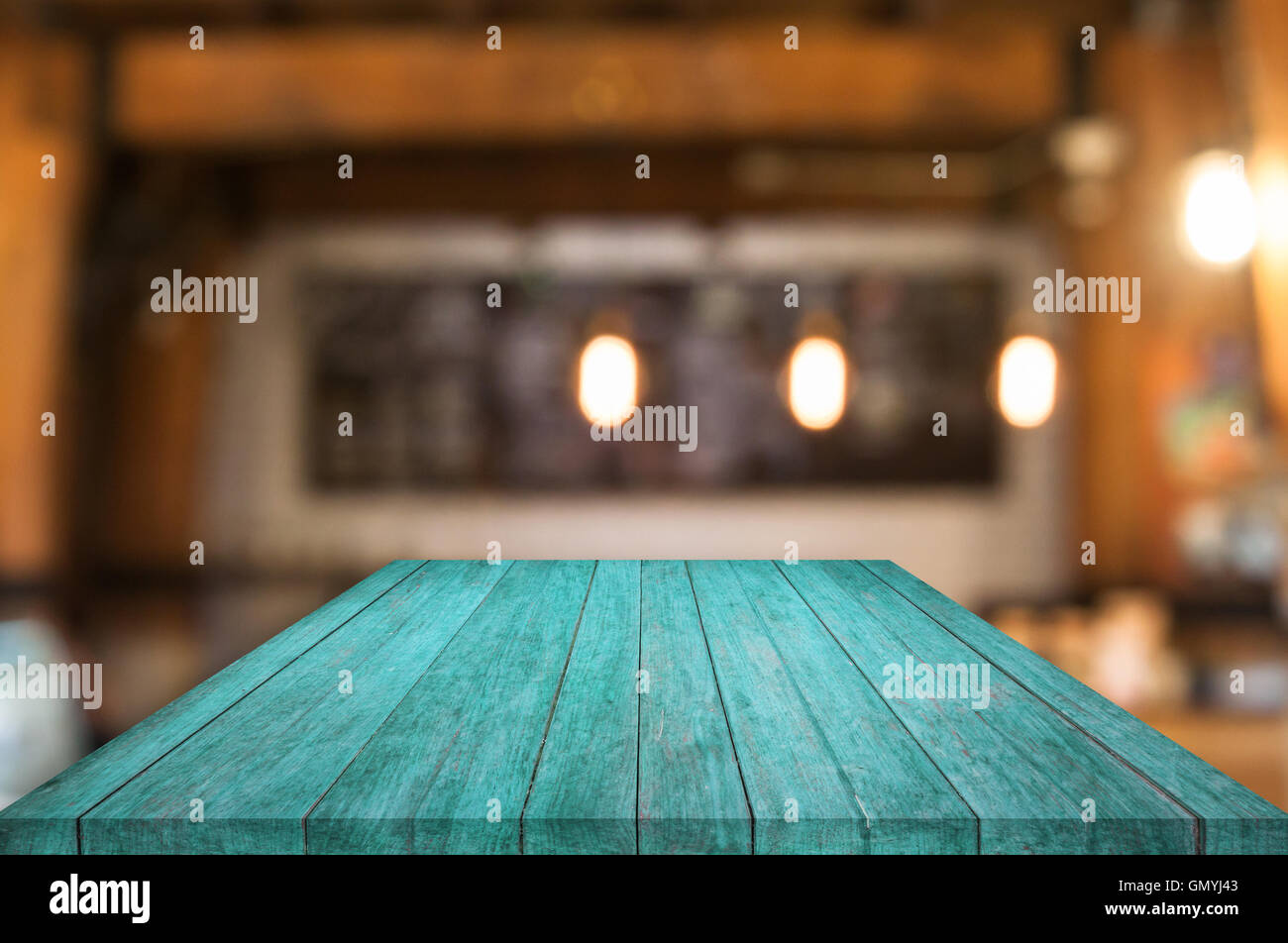 Table en bois bleu Perspective haut avec café blurred abstract background Banque D'Images