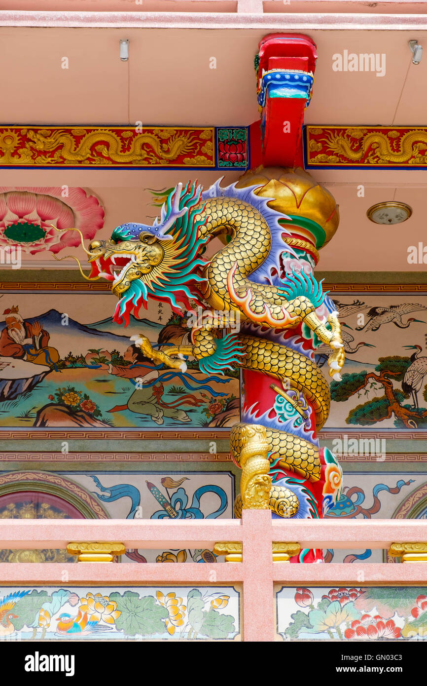Golden dragon chinois enroulé autour du pôle à temple chinois bacony. Banque D'Images