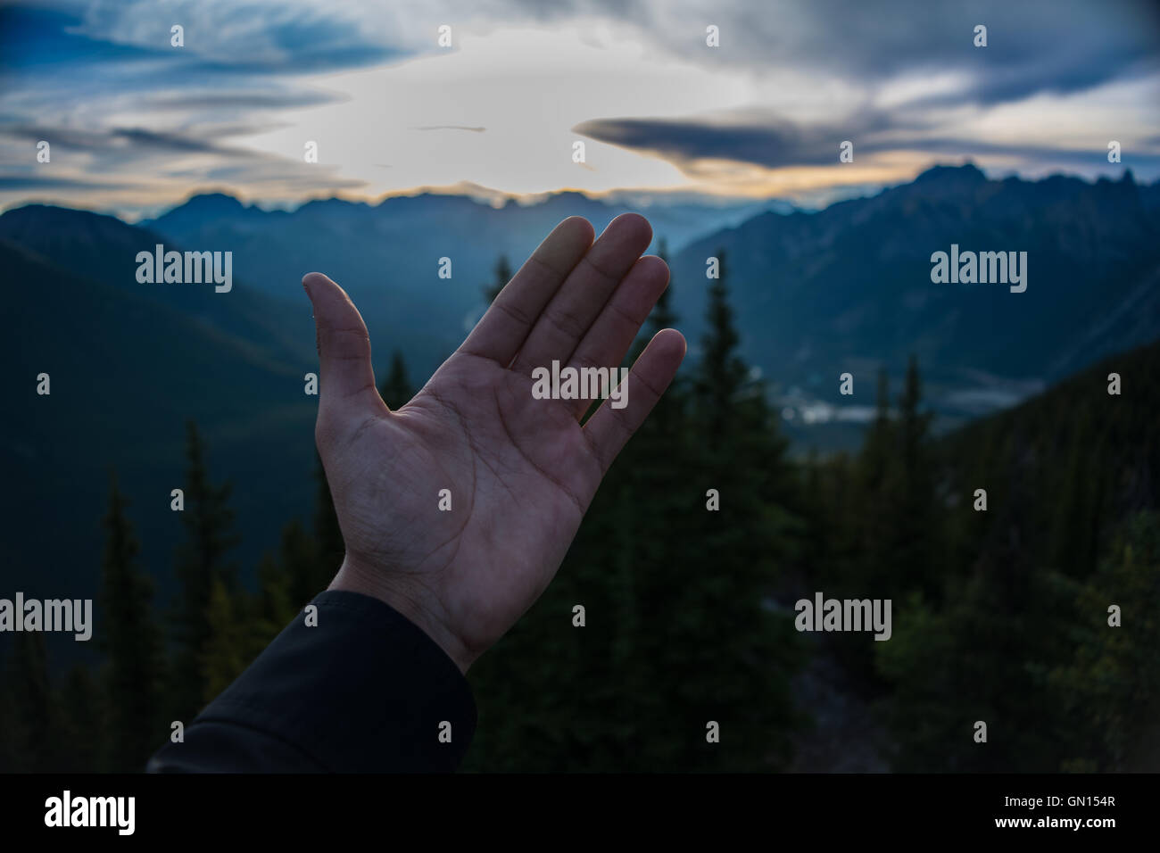 La main derrière les montagnes Banque D'Images