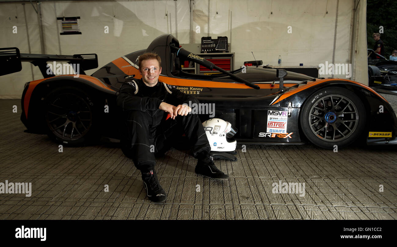 Médaille d'or olympique cycliste primé Jason Kenny est assis par un Radical SR3 RSX Voiture de sport alors qu'il tente de se qualifier pour la course du Championnat défi radical à Brands Hatch, Kent. Banque D'Images