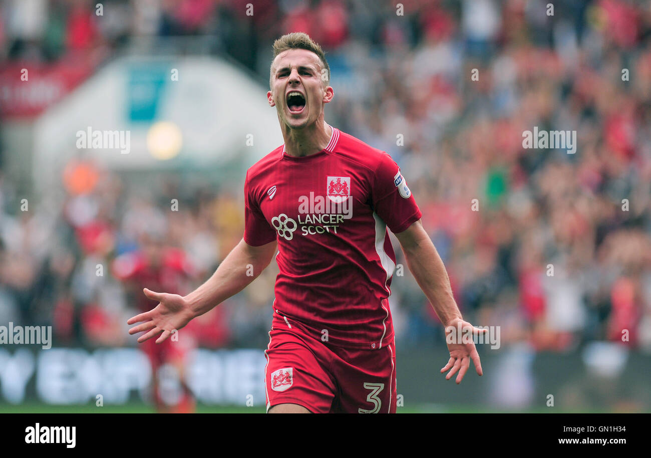 Bristol City's Joe Bryan célèbre son but pour le rendre 2-1 lors du match de championnat à Sky Bet Ashton Gate, Bristol. Banque D'Images