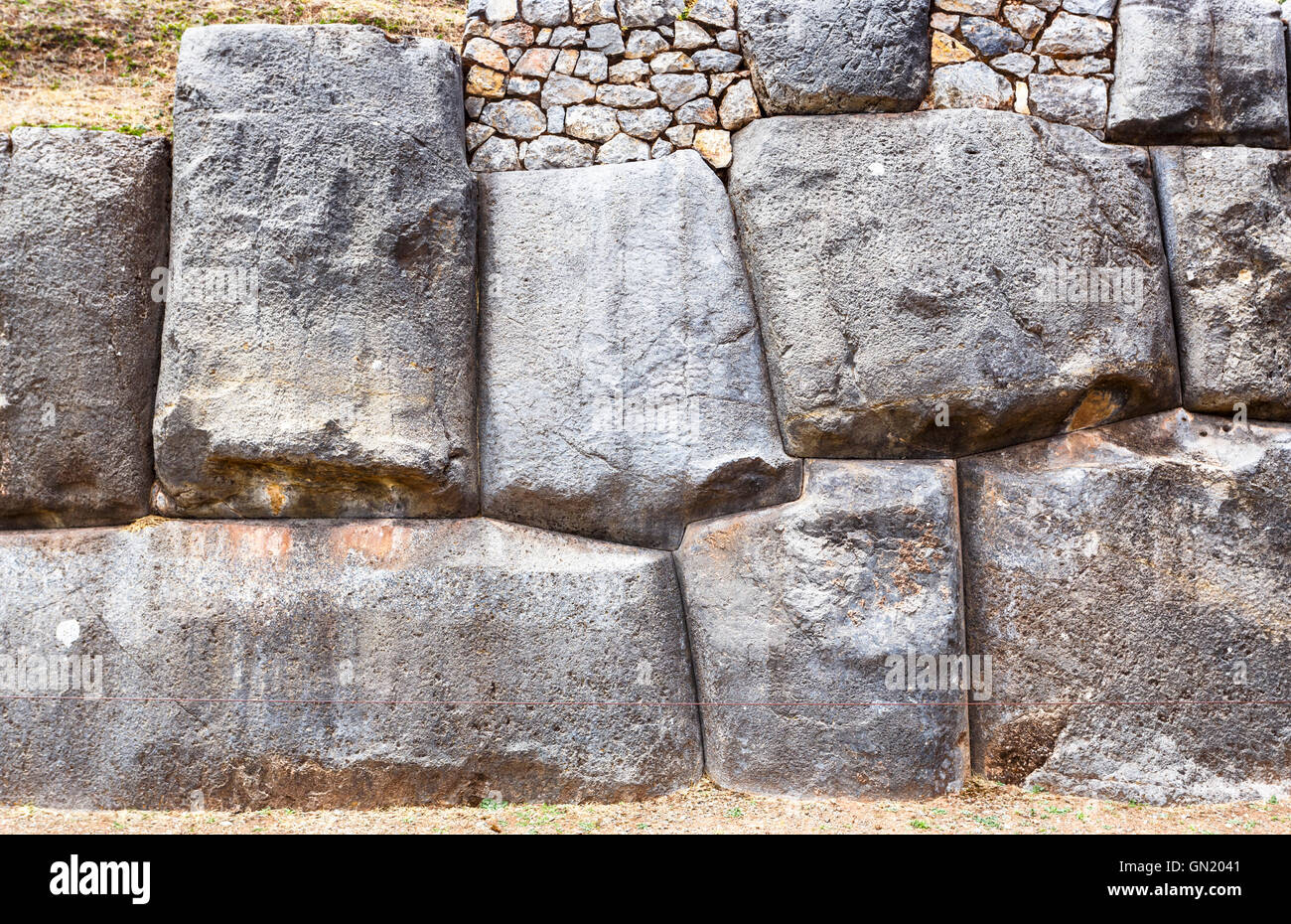 D'énormes pierres imbriquées dans les murs de Sacsayhuaman, capitale historique de l'Empire Inca, près de Cuzco, Pérou Banque D'Images