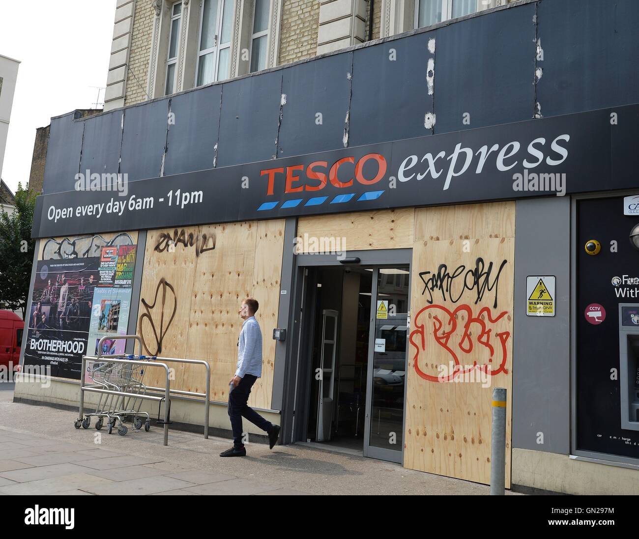 Propriétés, commerces et restaurants sur la route de la Notting Hill Carnival sont barricadés dans la préparation, comme des commerçants et résidents visent à protéger leurs biens sur le dimanche et le lundi du carnaval, au nord-ouest de Londres. Banque D'Images