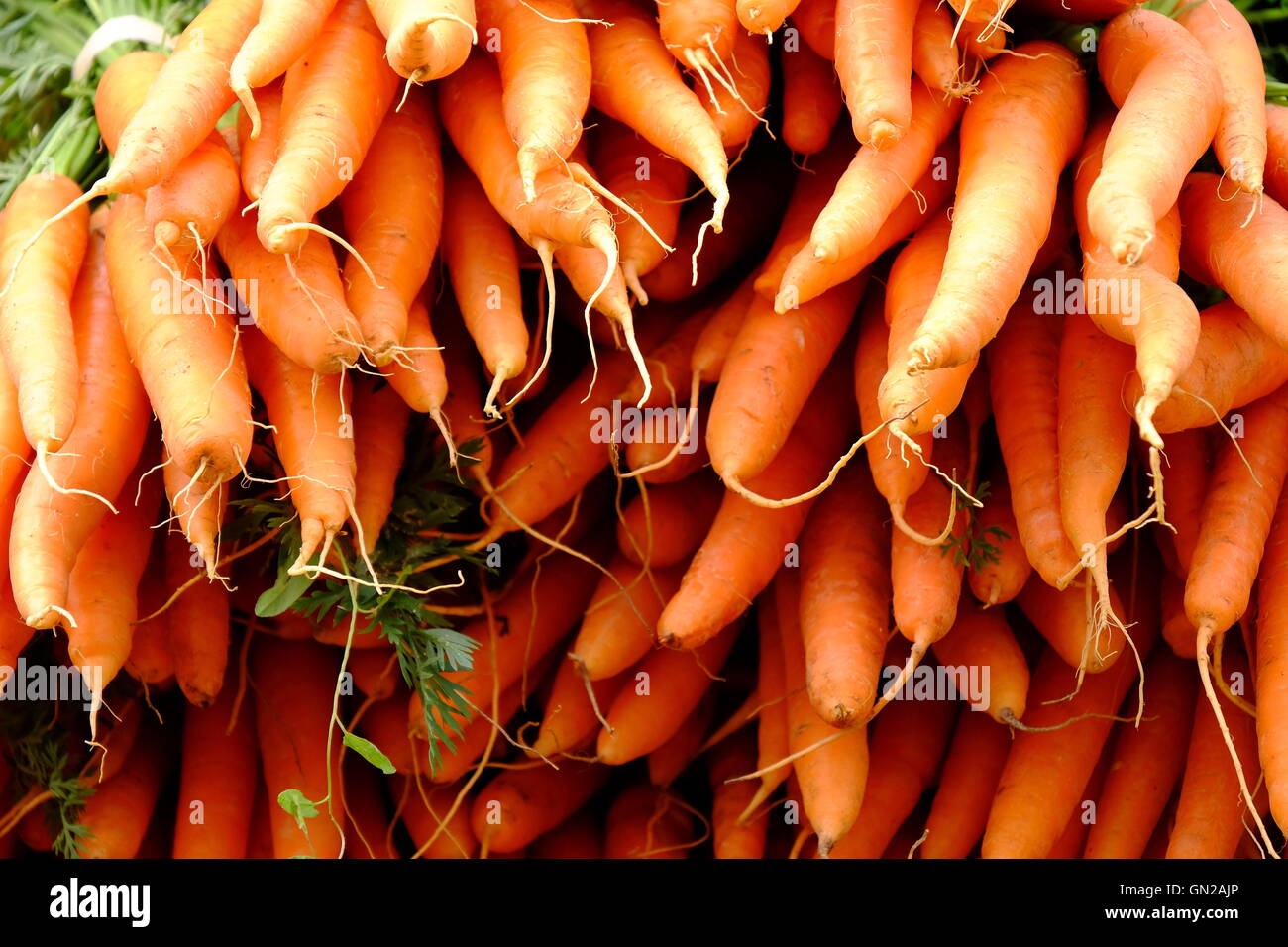 De grands bouquets de carottes à l'orange le marché en France. Banque D'Images