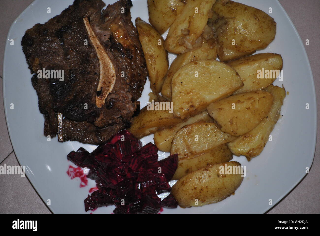 Un repas de pommes de terre avec de la viande et salade de betteraves rouges Banque D'Images