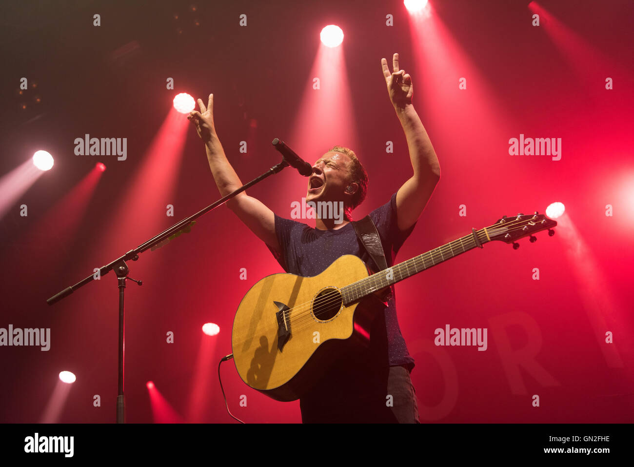 Chanteur et compositeur allemand Joris, vrai nom Joris Ramon Buchholz, joue sur la scène au Festival de Chiemsee Chiemsee, Allemagne, 26 août 2016. Le festival a lieu du 24 au 27 août 2016. Photo : Matthias Balk/dpa Banque D'Images