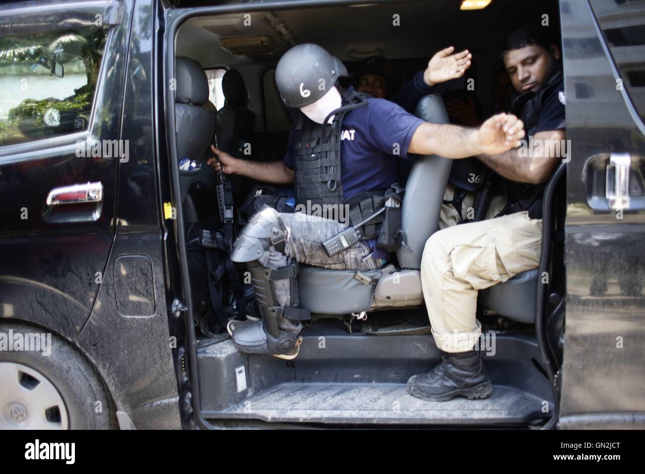 Narayanganj, Dhaka, Bangladesh. Août 27, 2016. Bangladesh Les forces de sécurité ont tué trois militants islamistes le samedi, y compris un citoyen canadien né au Bangladesh, accusé d'avoir organisé une attaque contre un café à Dhaka le mois dernier qui a tué 22 personnes, essentiellement des étrangers, a annoncé la police. Les militants ont été coincé dans un refuge à la périphérie de la capitale et, après avoir refusé de se rendre, ont été tués au cours de la fusillade. Credit : Suvra Kanti Das/ZUMA/ZUMAPRESS.com/Alamy fil Live News Banque D'Images