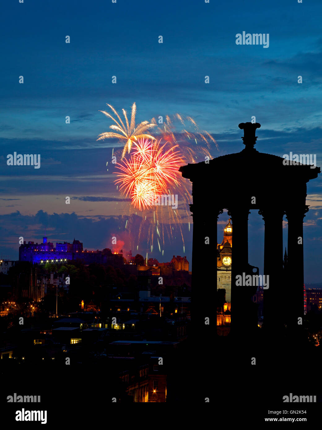 Edinburgh, Ecosse, Royaume-Uni. 27 août, 2016. Edinburgh Tattoo fireworks, début de soirée samedi dernier, les performances sur l'esplanade du château avant que le Scottish International Festival se termine avec un bang le lundi 29 août 2016 Banque D'Images