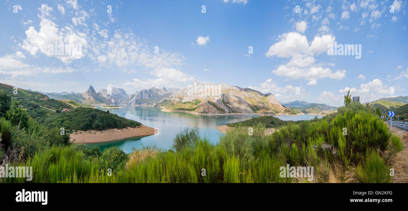 La Camperona, Espagne. 27 août, 2016. Vue panoramique de réservoir de Riaño près de la Camperona, où terminer la 8e étape de la course cycliste "La Vuelta" (Tour d'Espagne) entre la montée de Villalpando et Camperona le 27 août 2016 à Leon, Espagne. Crédit : David Gato/Alamy Live News Banque D'Images