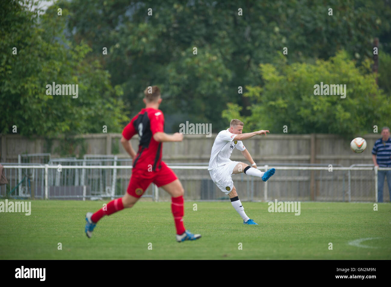 UK. 27 août, 2016. Evo-Stik Division 1 sud et ouest ; v FC Winchester Tiverton Town FC. La ville de Tiverton Liam Landricome tirant dans une première moitié shot Crédit : Flashspix/Alamy Live News Banque D'Images