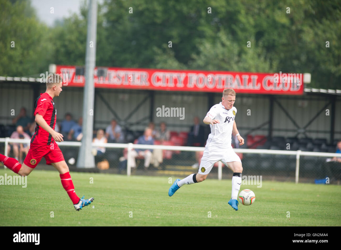 UK. 27 août, 2016. Evo-Stik Division 1 sud et ouest ; v FC Winchester Tiverton Town FC. Liam Landricome a été une épine dans le côté de la ville de Winchester, comme la maison côté à un néant émietté quatre défaite Crédit : Flashspix/Alamy Live News Banque D'Images