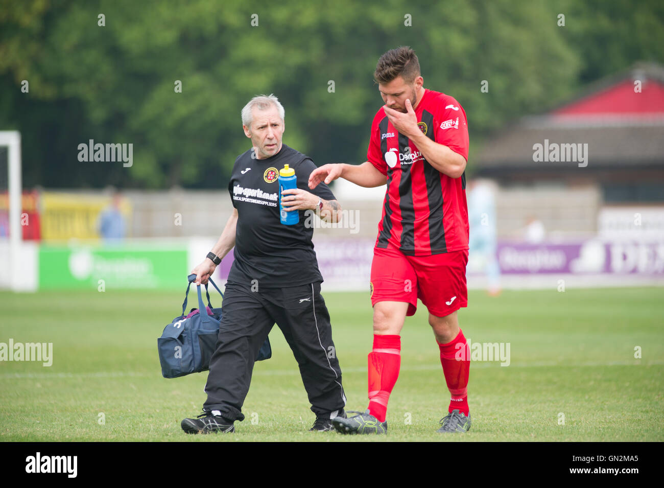 UK. 27 août, 2016. Evo-Stik Division 1 sud et ouest ; v FC Winchester Tiverton Town FC. La ville de Winchester H voisin obtient un traitement pour une blessure à la tête. Credit : Flashspix/Alamy Live News Banque D'Images