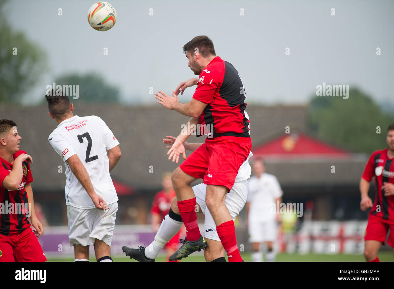 UK. 27 août, 2016. Evo-Stik Division 1 sud et ouest ; v FC Winchester Tiverton Town FC. La ville de Winchester H voisin remportant un duel aérien. Credit : Flashspix/Alamy Live News Banque D'Images