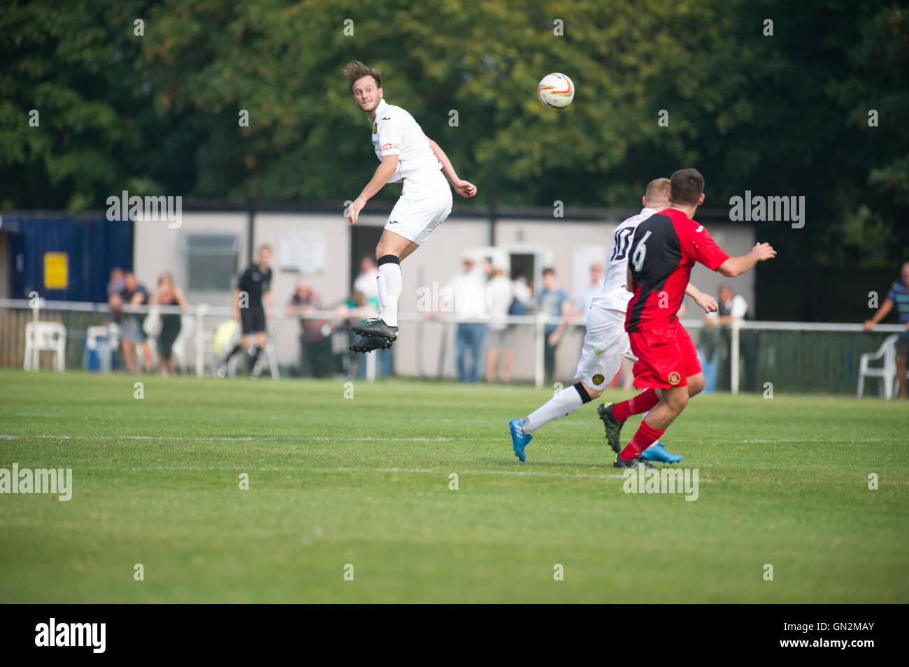 UK. 27 août, 2016. Evo-Stik Division 1 sud et ouest ; v FC Winchester Tiverton Town FC. L'alimentation de la ville de Tiverton Howe Landricome avec un frapper à crédit : Flashspix/Alamy Live News Banque D'Images