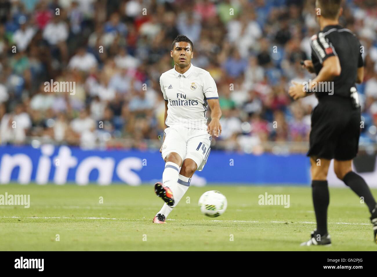 Madrid, Espagne. Août 16, 2016. Casemiro (Real) Football/soccer : 'pré-saison Trophée Santiago Bernabeu' match entre le Real Madrid FC 5-3 Stade de Reims au Santiago Bernabeu à Madrid, Espagne . © Kawamori Mutsu/AFLO/Alamy Live News Banque D'Images