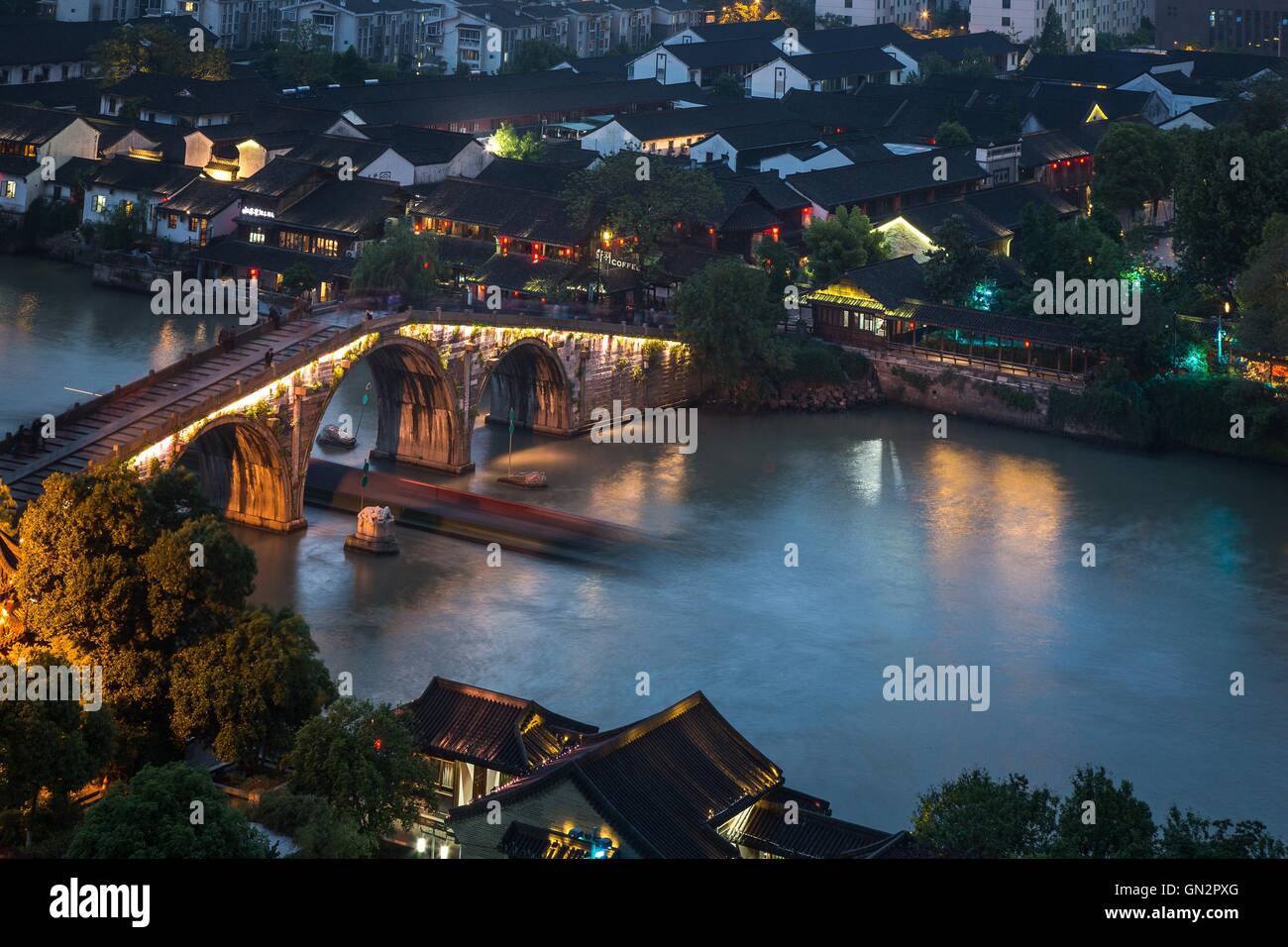 Hangzhou. Apr 27, 2014. Photo prise le 27 avril 2014 montre le pont Gongchen dans la ville de Hangzhou, capitale de la Chine de l'est la province de Zhejiang. Le 11e sommet du G20 aura lieu du 4 au 5 septembre à Hangzhou. © Zhong chaulage/Xinhua/Alamy Live News Banque D'Images