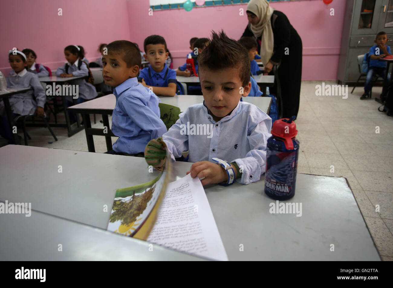 Naplouse, ville de Cisjordanie à Naplouse. Août 28, 2016. Dawabsha garçon palestinien Ahmed, le seul survivant de sa famille, assiste à une leçon sur le premier jour de la nouvelle année scolaire, dans la ville cisjordanienne de Naplouse, le 28 août, 2016. Le Dawabsha la maison de famille dans village de Douma près de Naplouse, a été incendiée le 31 juillet 2015, qui a tué 18 mois Ali et gravement blessé sa mère et père qui est décédé plus tard, laissant les quatre ans Ahmed Dawabsha le seul survivant. © Ayman Nobani/Xinhua/Alamy Live News Banque D'Images