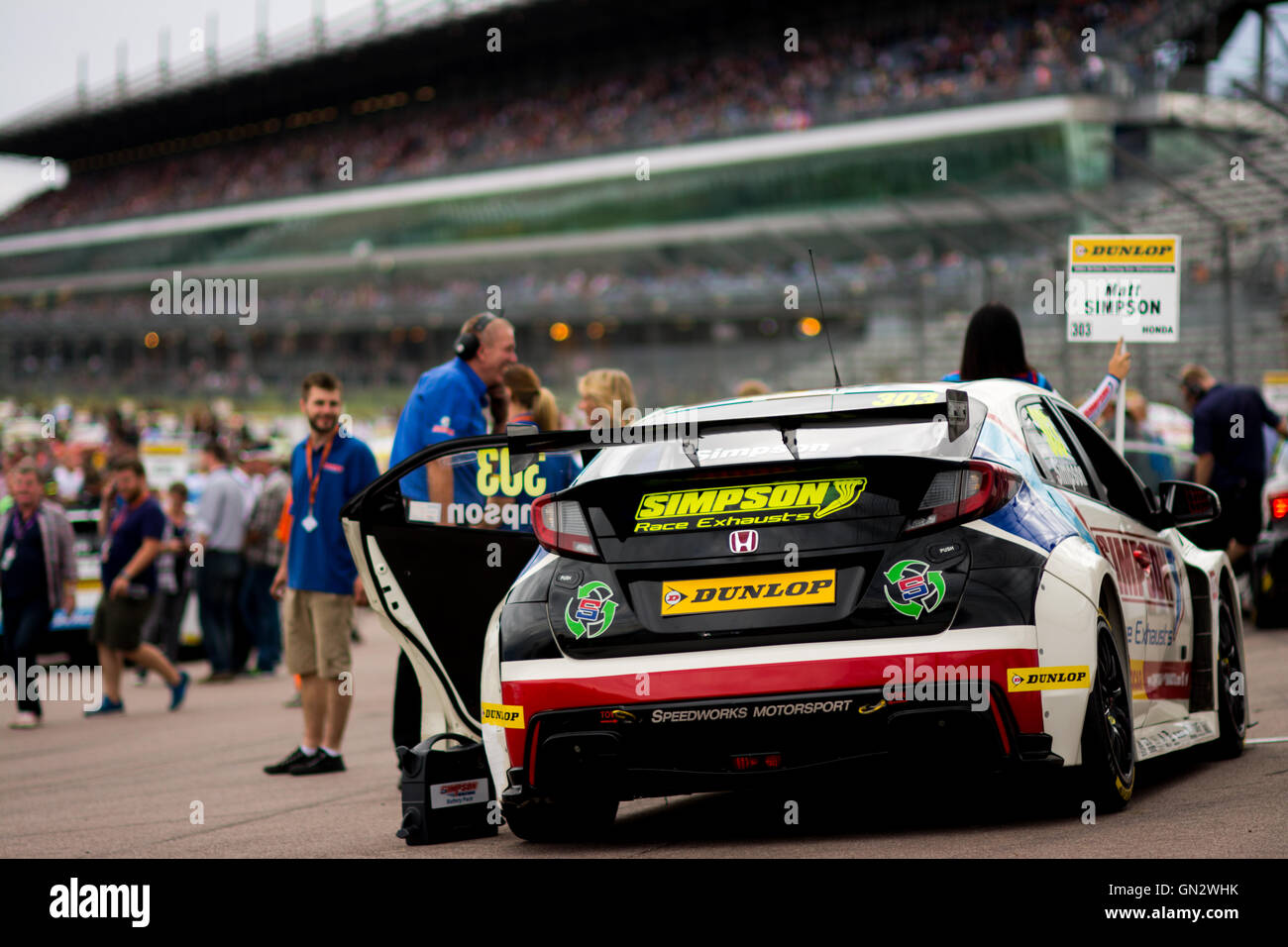 Corby, Northamptonshire, Angleterre. 28 août, 2016. Pilote de course BTCC Matt Simpson et Speedworks Motorsport avant la course 3 de la Dunlop MSA British Touring Car Championship at Rockingham Motor Speedway Banque D'Images