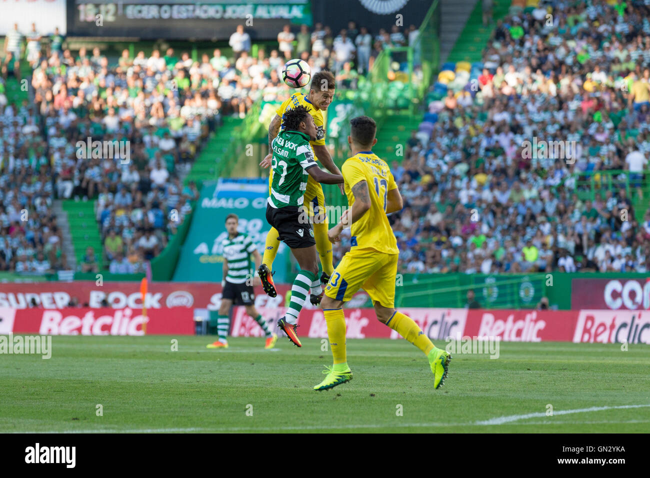 Lisbonne, Portugal. Août 28, 2016. Du porto avant brésilien Otavio (25) rivalise avec les sportifs avant portugais Gelson Martins (77) durant le jeu Sporting CP vs FC Porto Crédit : Alexandre de Sousa/Alamy Live News Banque D'Images