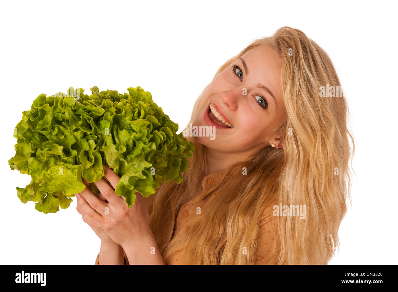 Très belle jeune femme blonde caucasienne est titulaire d'une salade verte comme un signe de saine alimentation isolated over white Banque D'Images