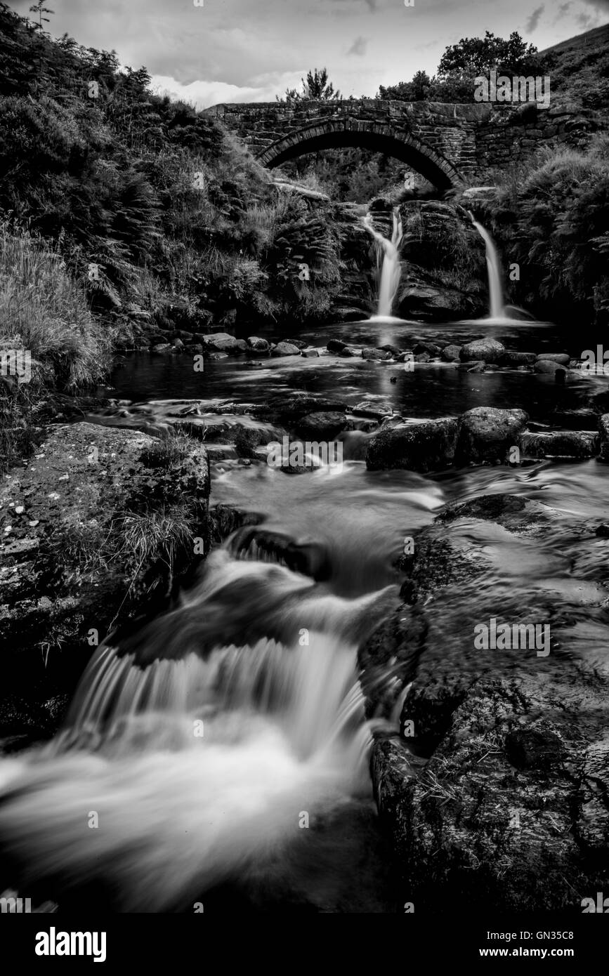 Cascade à trois Shires Head et piscine sacoches Peak District Banque D'Images