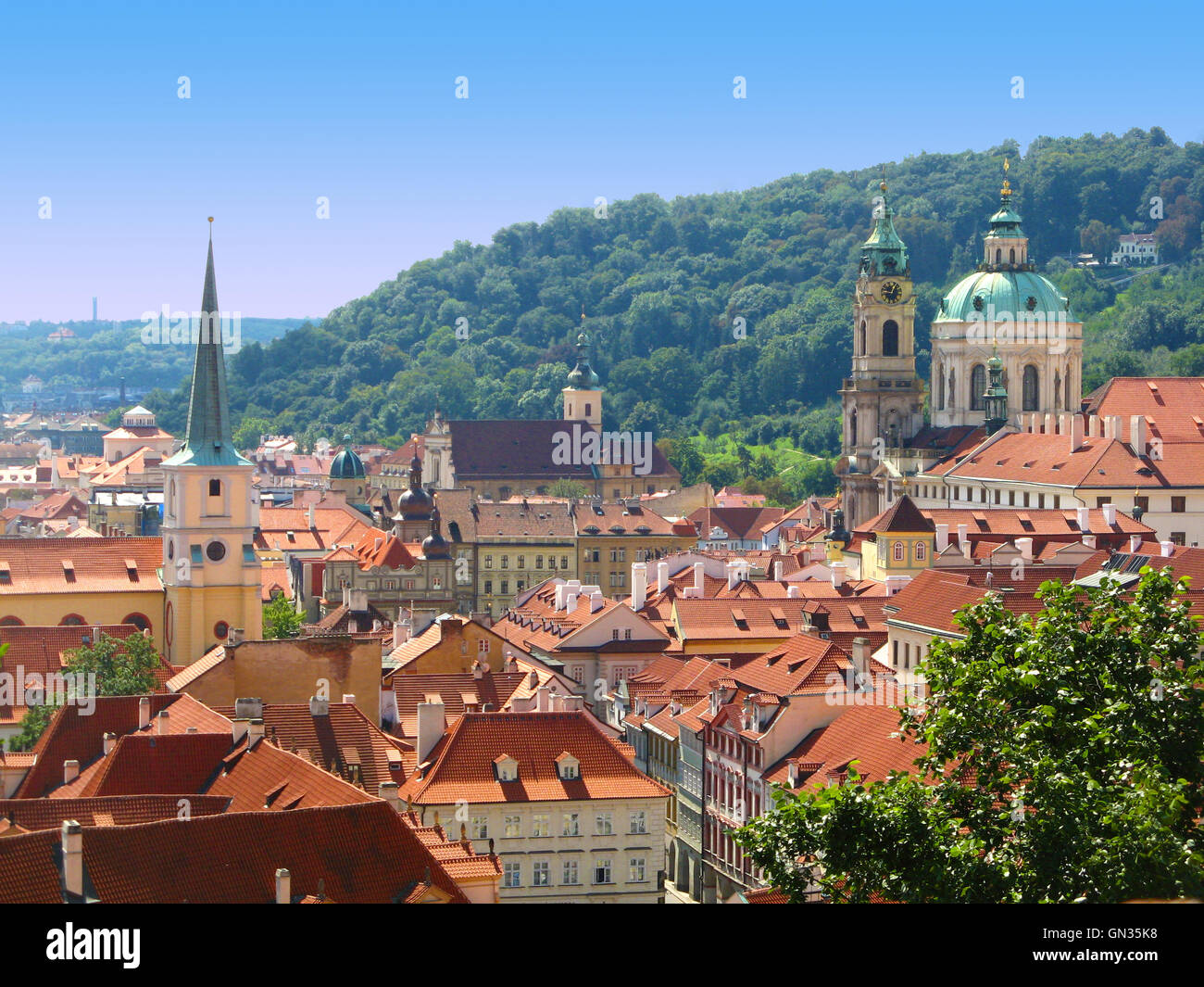 L'horizon de toits en terre cuite de la vieille ville de Prague, République tchèque Banque D'Images