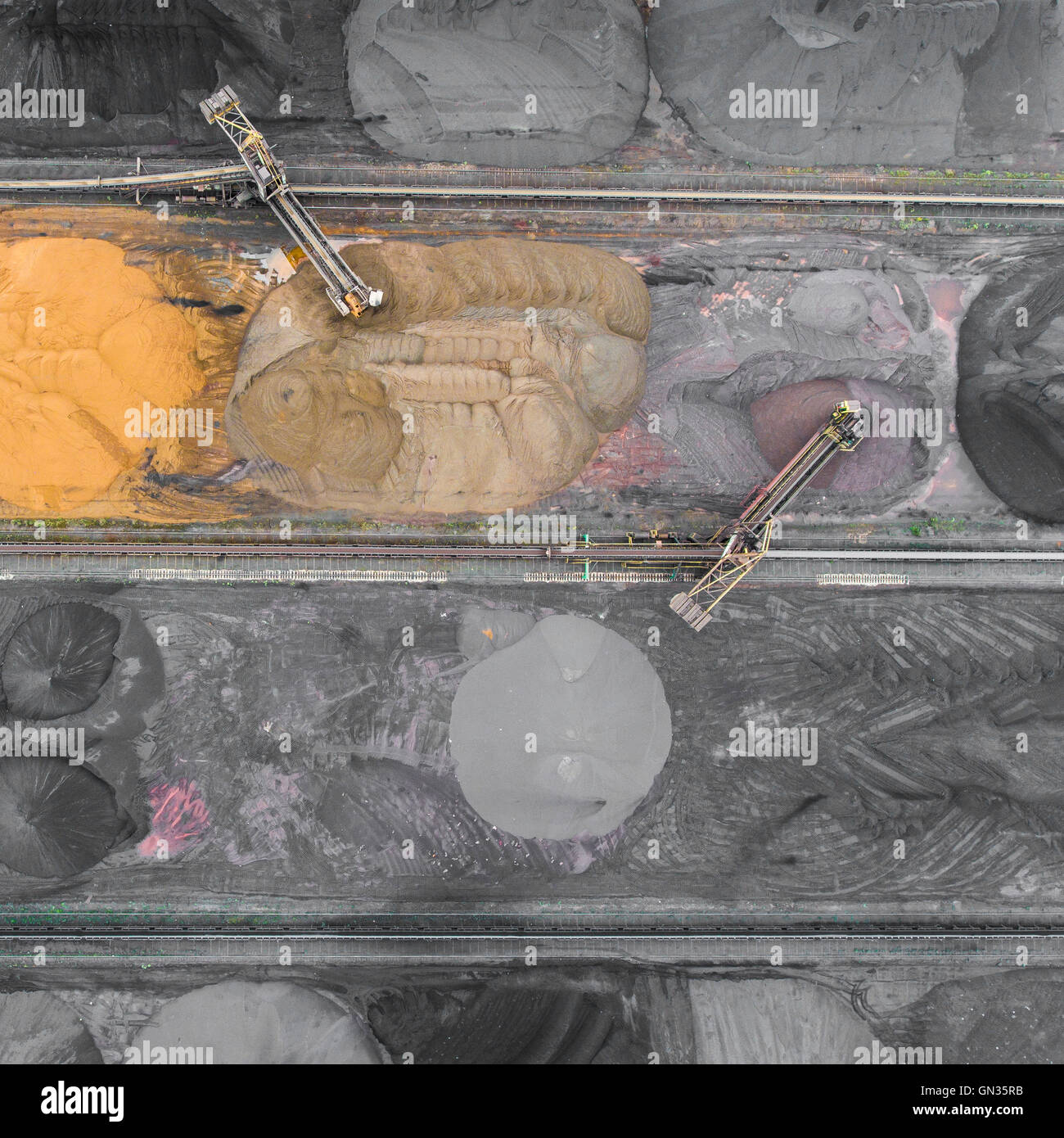 La surface de stockage des mines, l'exploitation minière et de lignite dans différentes couleurs. Vue de dessus. Contexte industriel. Banque D'Images