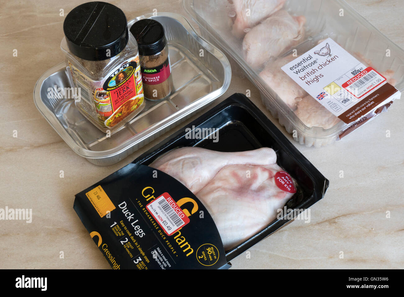 Couper les cuisses de canard alimentaire prix épices cuisses de poulet plan de cuisine Banque D'Images