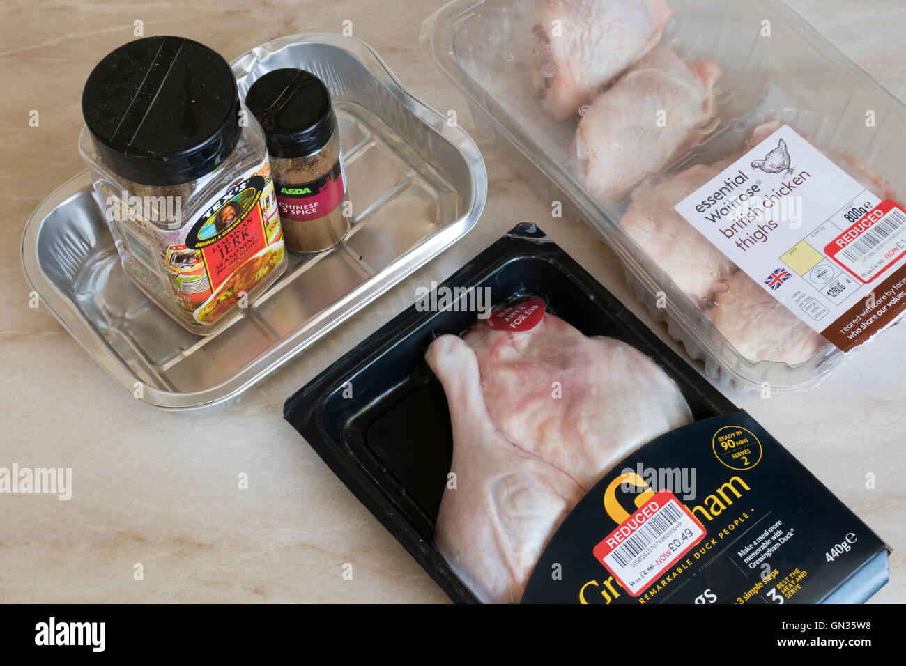 Couper les cuisses de canard alimentaire prix épices cuisses de poulet plan de cuisine Banque D'Images