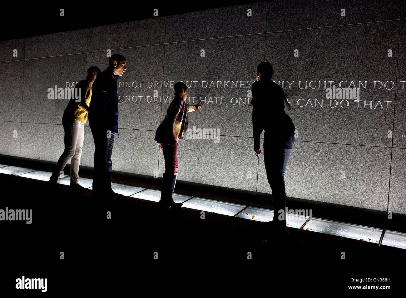 Président américain Barack Obama, la Première Dame Michelle Obama et ses filles Sasha et Malia touch les mots gravés sur le Martin Luther King, National Memorial au cours d'une visite nocturne le 14 octobre 2011 à Washington, DC. Banque D'Images