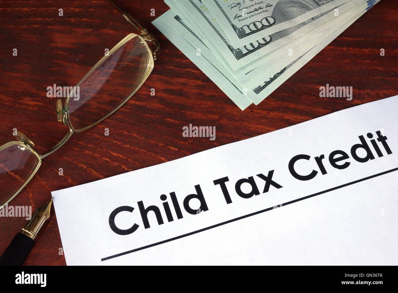 Crédit d'impôt pour enfant écrit sur un papier. Concept financier. Banque D'Images