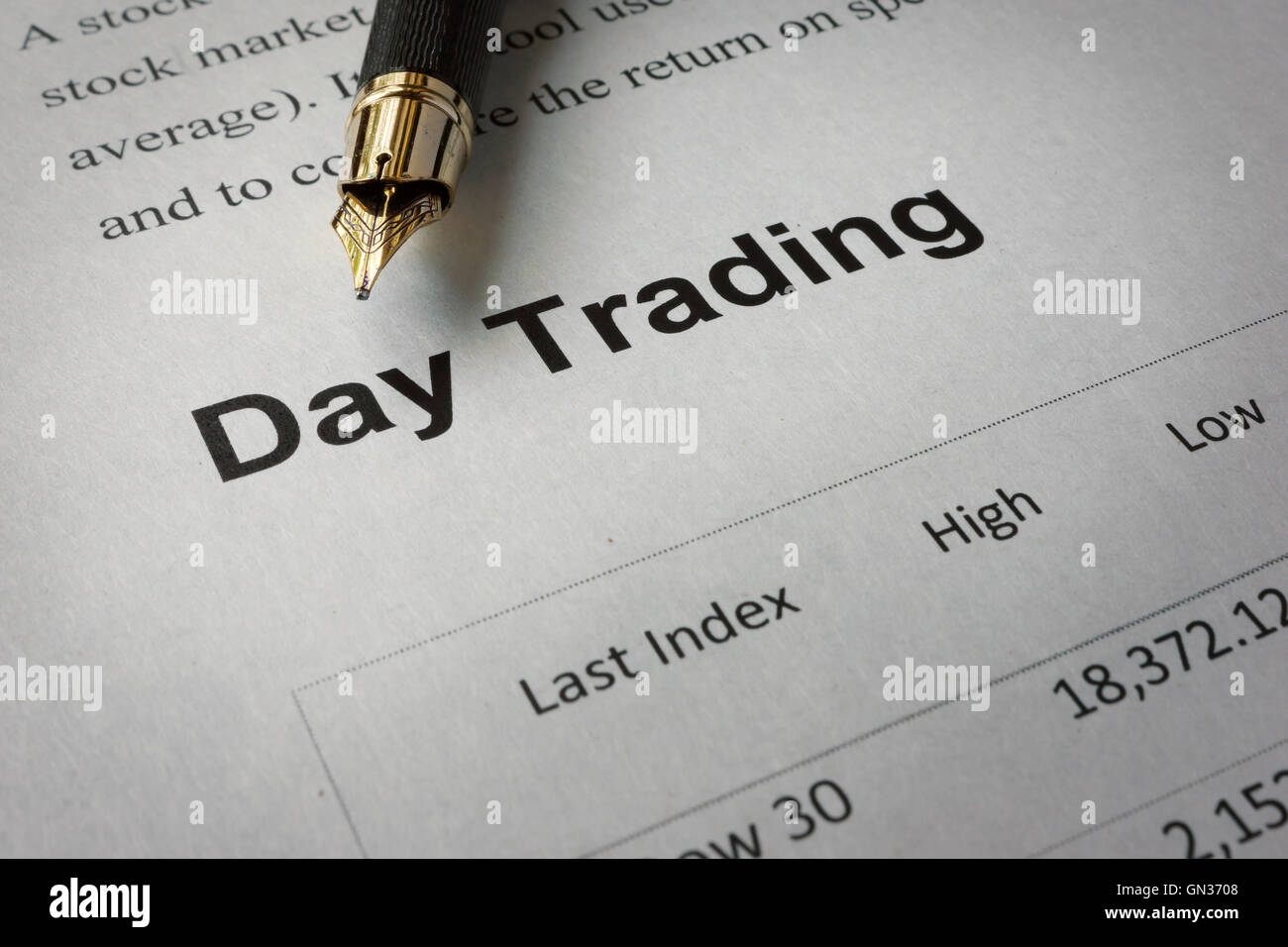 Page de journal avec des mots du day trading. Banque D'Images