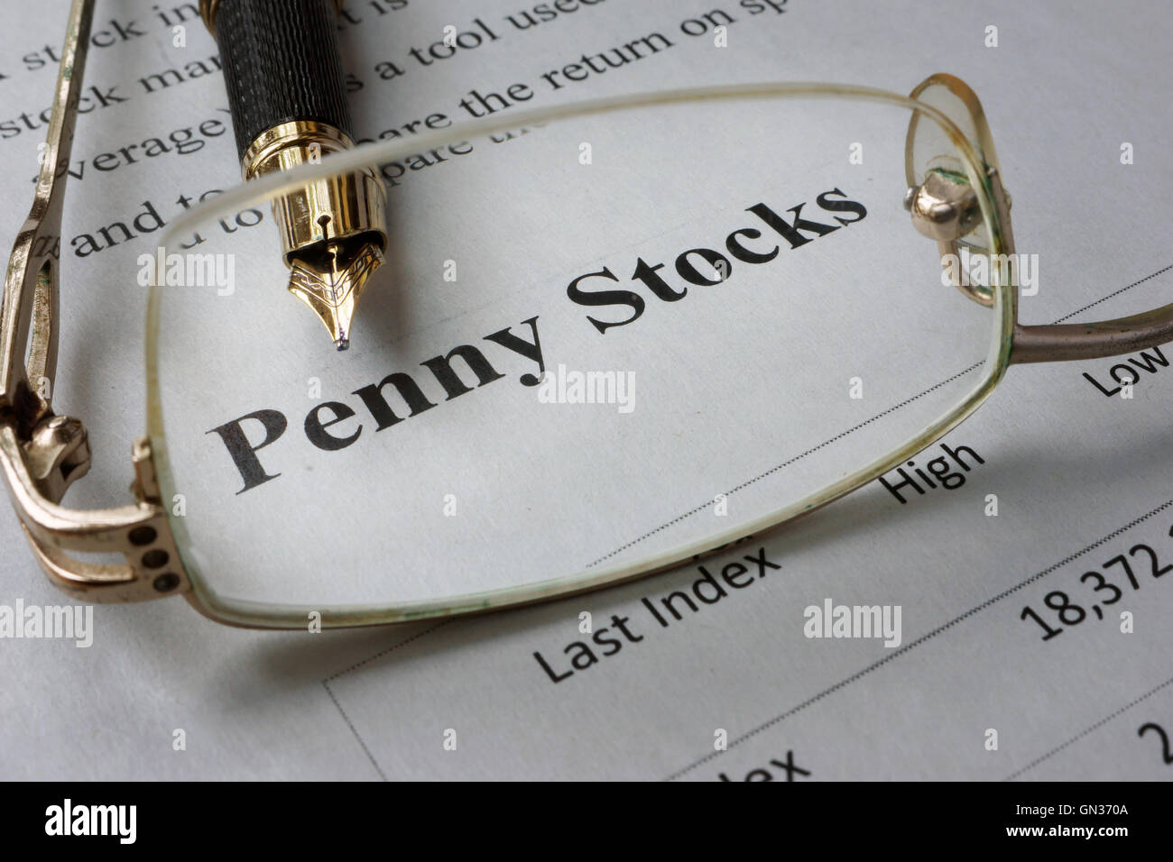 Page de journal avec des mots penny stocks. Concept commercial. Banque D'Images