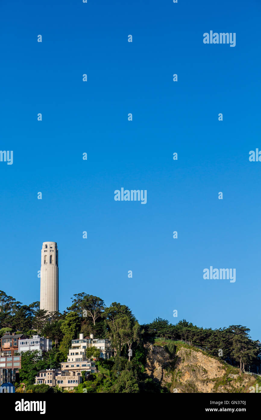 La Coit Tower sur Telegraph Hill à San Francisco Banque D'Images